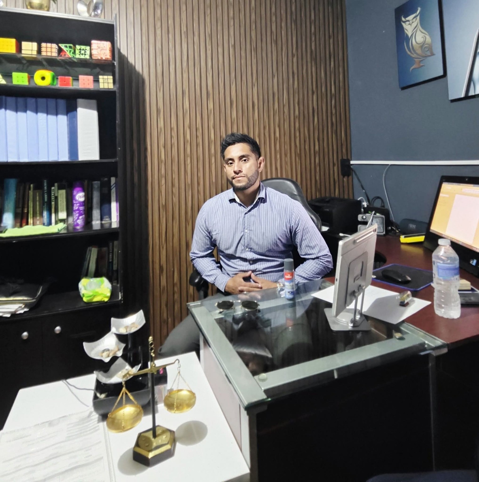 Lic. Armando Cruz Barrientos en su oficina